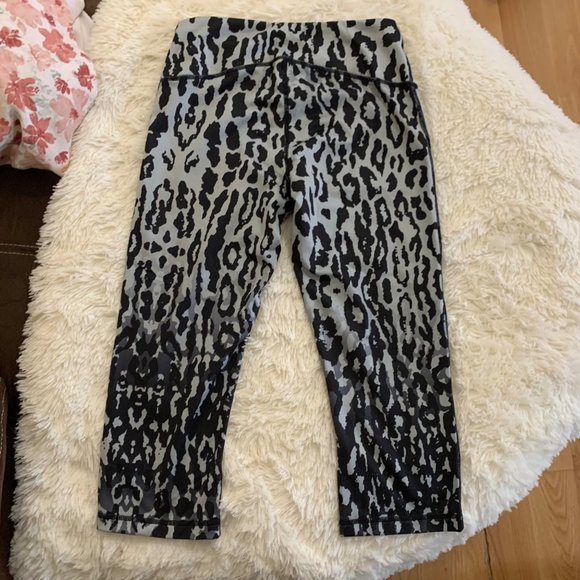 SOLD❗️Z by Zella Grey Animal Print Active Leggings Capri Small - Picture 3 of 8